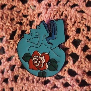 🌷Rose skull pin